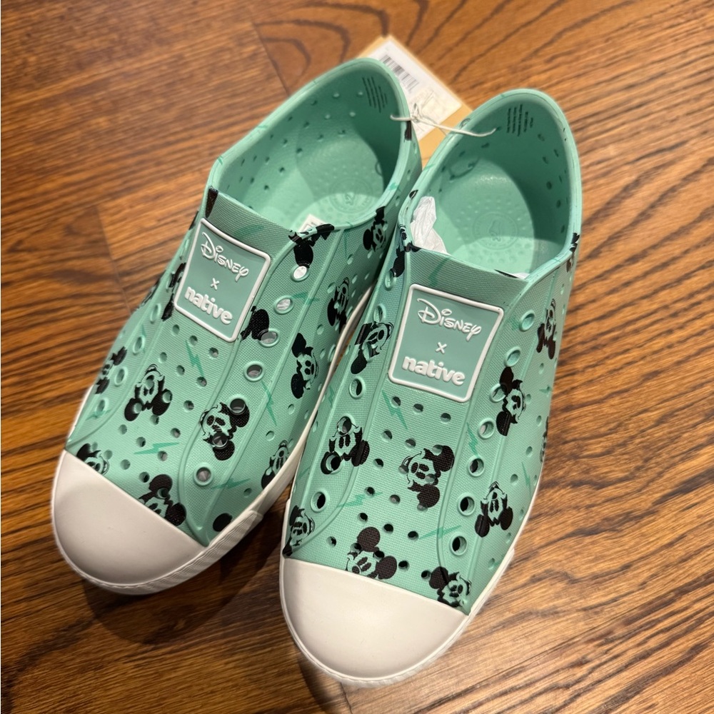 NATIVE x Disney Green Mickey Mouse Kids Water Shoes